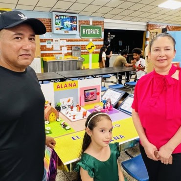 hispanic_family_children_roadway-signs
